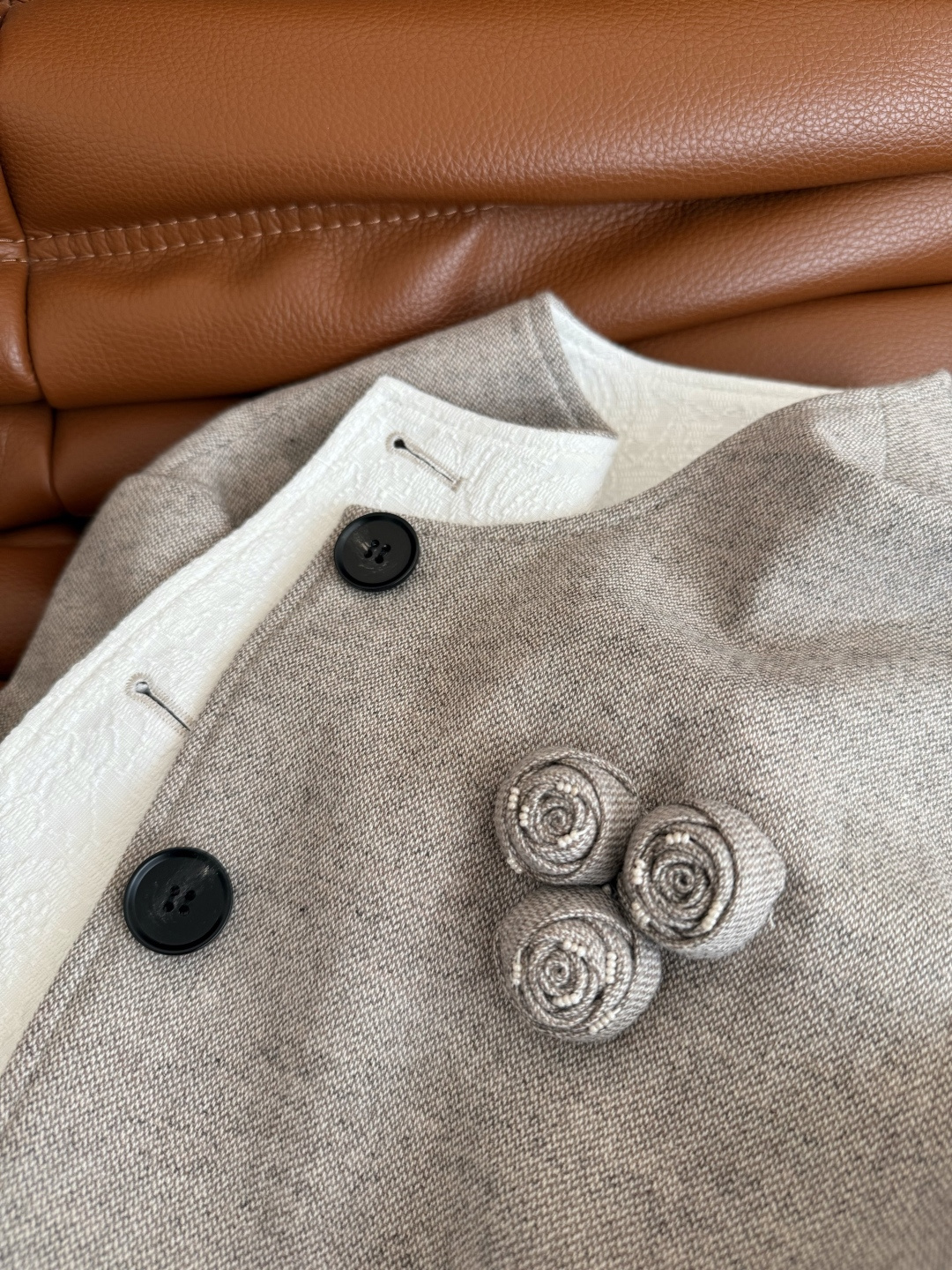 高级感满满 25FW 立体手工花朵装饰羊毛套装 一股优雅气质扑面而来 无论是高阶通勤或者日常都兼具的一套