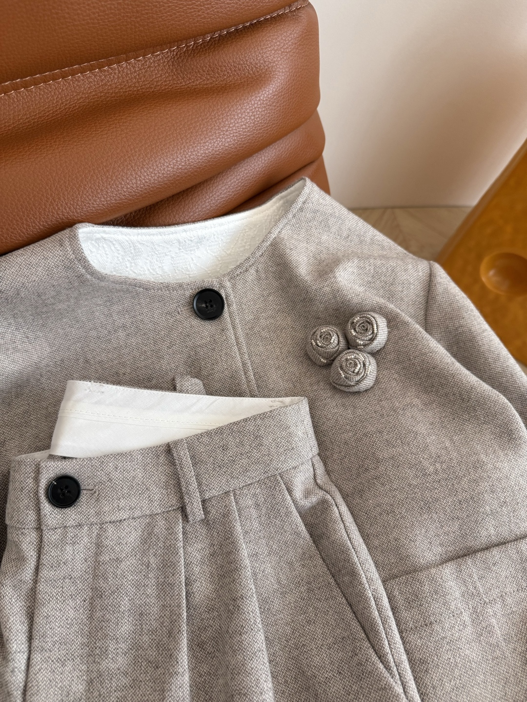 高级感满满 25FW 立体手工花朵装饰羊毛套装 一股优雅气质扑面而来 无论是高阶通勤或者日常都兼具的一套