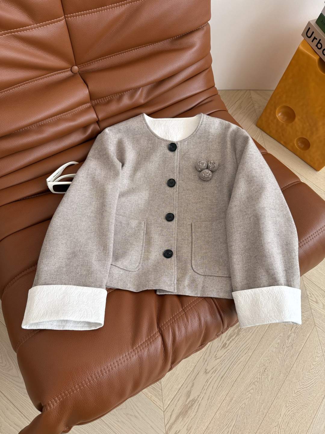 高级感满满 25FW 立体手工花朵装饰羊毛套装 一股优雅气质扑面而来 无论是高阶通勤或者日常都兼具的一套