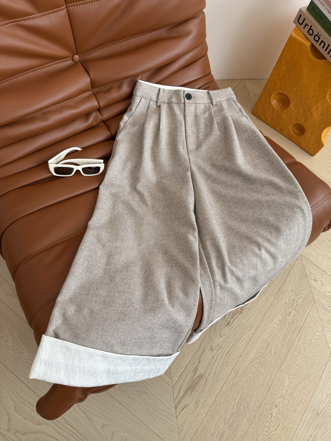 高级感满满 25FW 立体手工花朵装饰羊毛套装 一股优雅气质扑面而来 无论是高阶通勤或者日常都兼具的一套