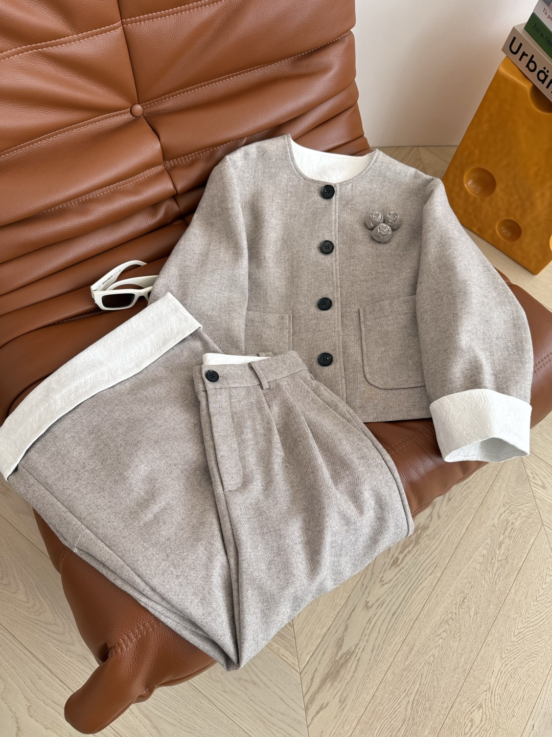 高级感满满 25FW 立体手工花朵装饰羊毛套装 一股优雅气质扑面而来 无论是高阶通勤或者日常都兼具的一套