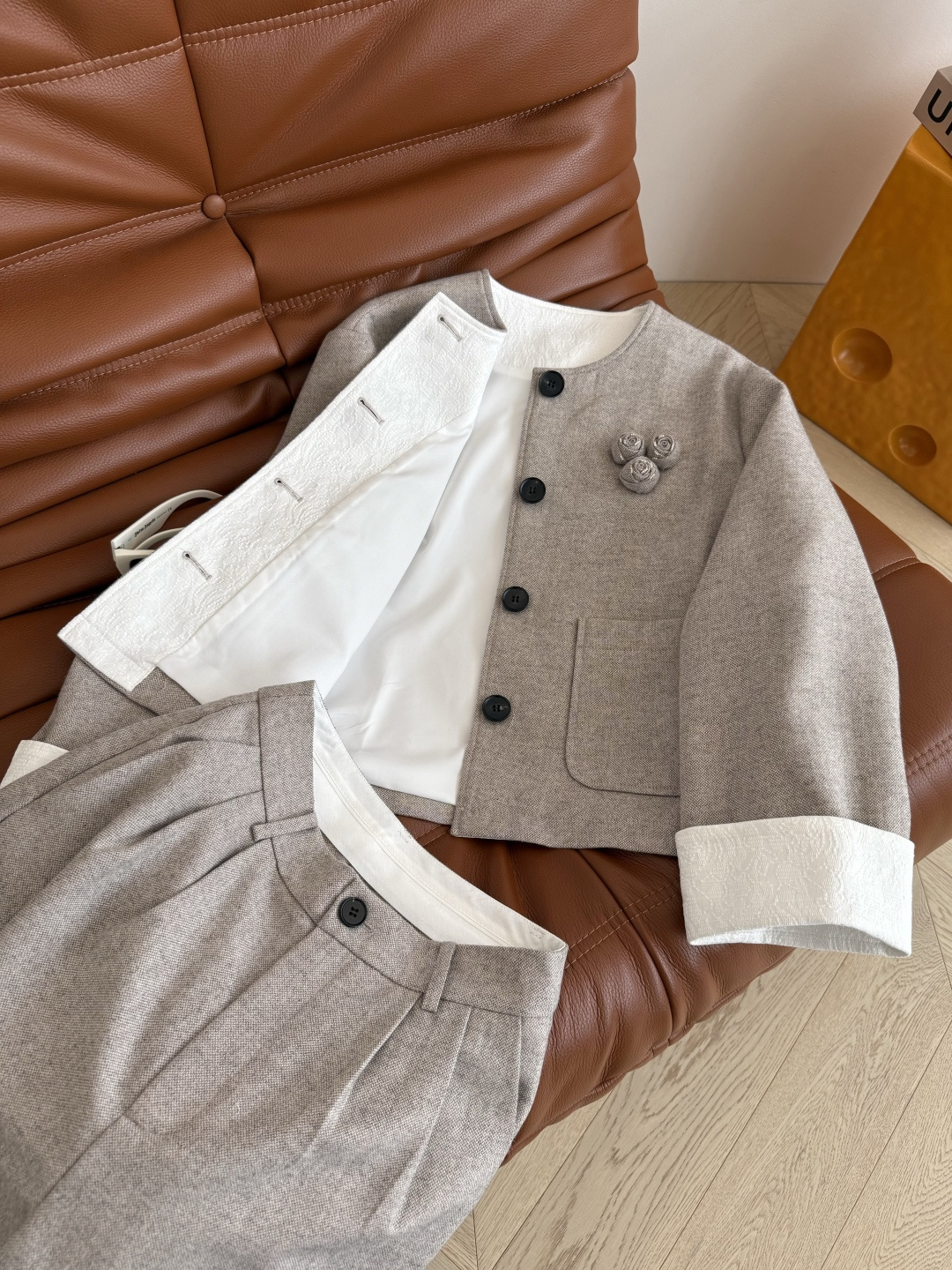 高级感满满 25FW 立体手工花朵装饰羊毛套装 一股优雅气质扑面而来 无论是高阶通勤或者日常都兼具的一套