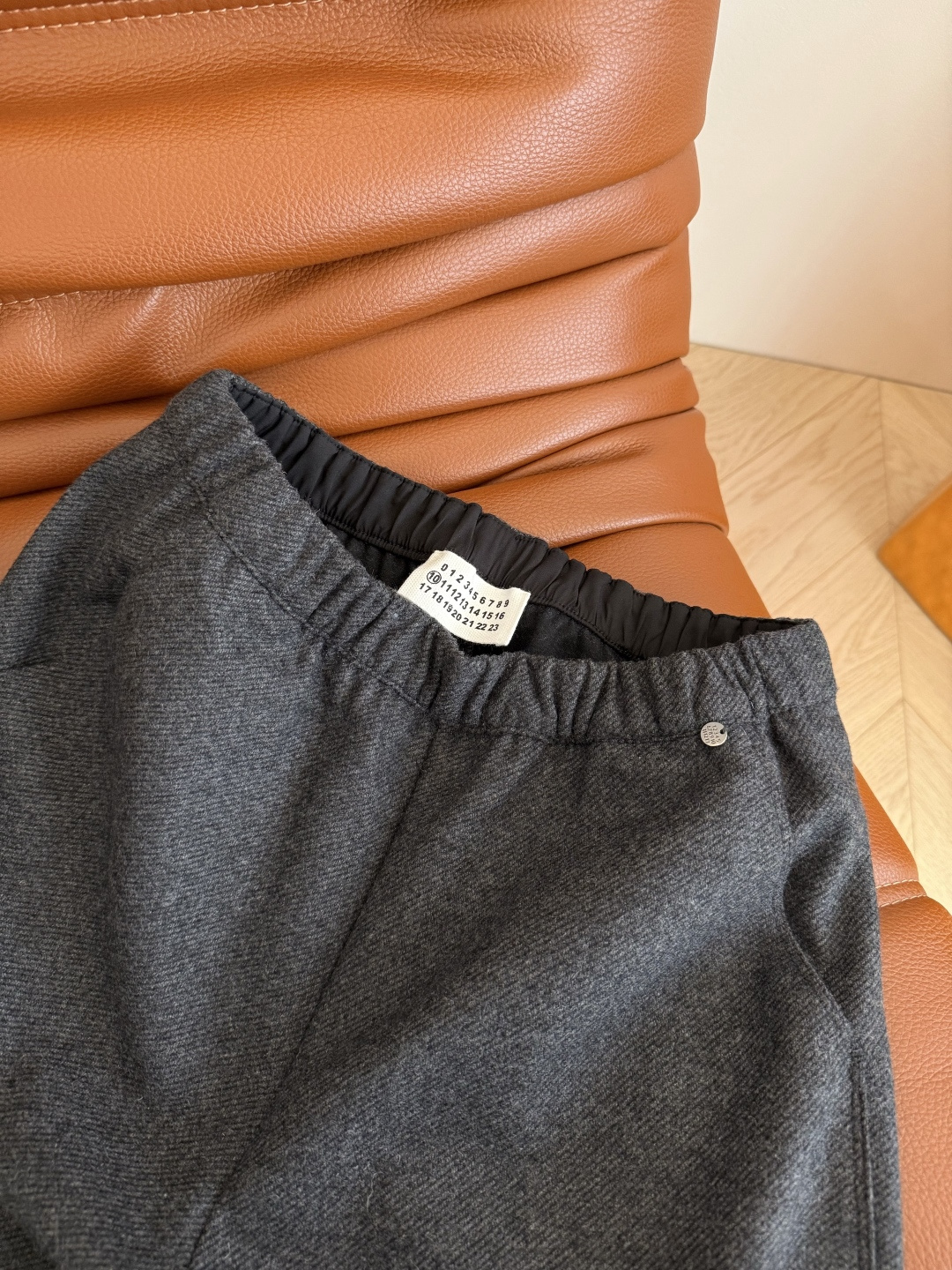 冬季羊毛裤来袭 25新款 斜纹羊毛面料九分裤 腰头数字金属挂件装饰 超级实穿 微锥形剪裁治好各种腿型 修