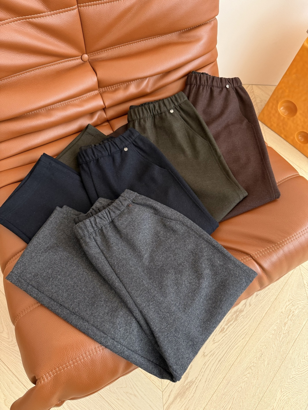 冬季羊毛裤来袭 25新款 斜纹羊毛面料九分裤 腰头数字金属挂件装饰 超级实穿 微锥形剪裁治好各种腿型 修