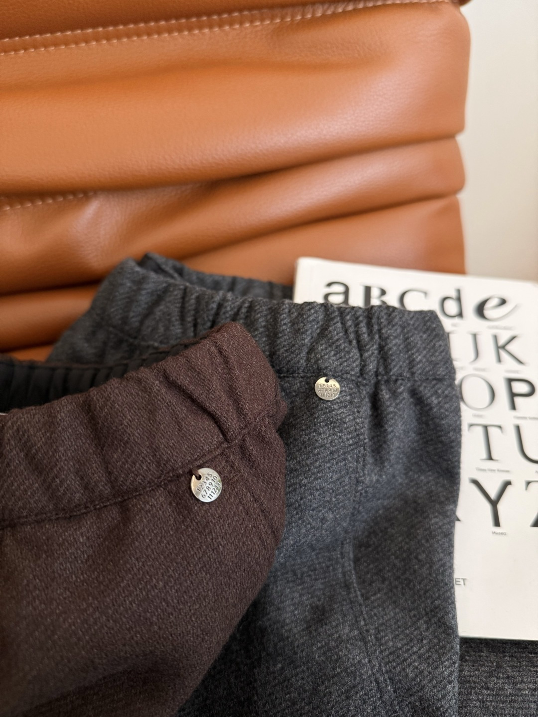 冬季羊毛裤来袭 25新款 斜纹羊毛面料九分裤 腰头数字金属挂件装饰 超级实穿 微锥形剪裁治好各种腿型 修