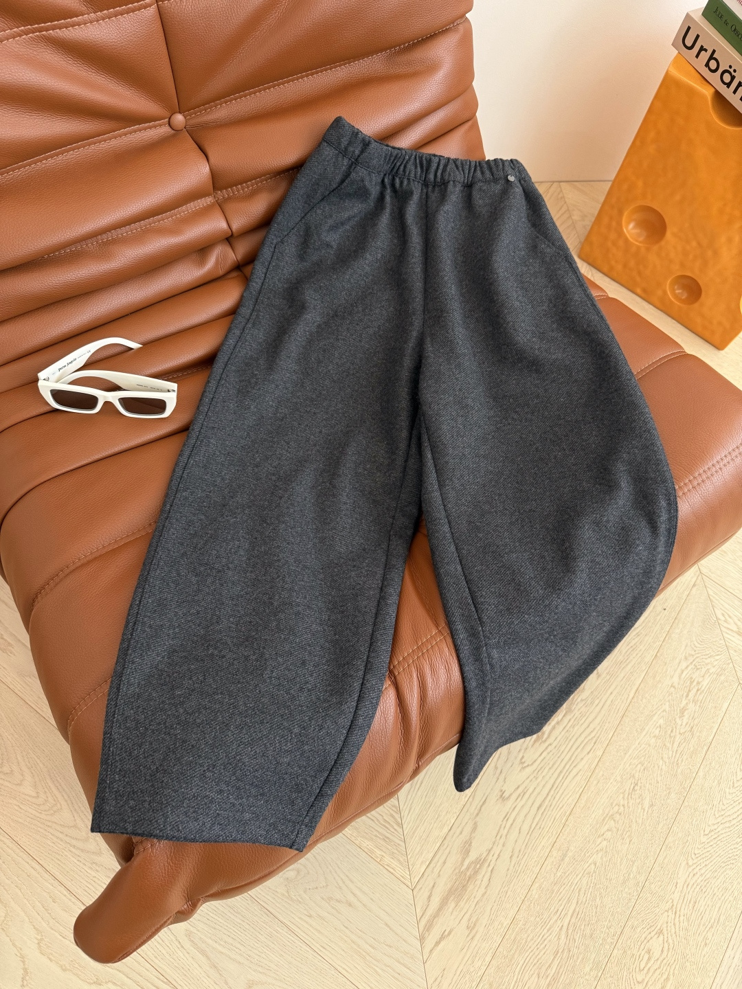 冬季羊毛裤来袭 25新款 斜纹羊毛面料九分裤 腰头数字金属挂件装饰 超级实穿 微锥形剪裁治好各种腿型 修