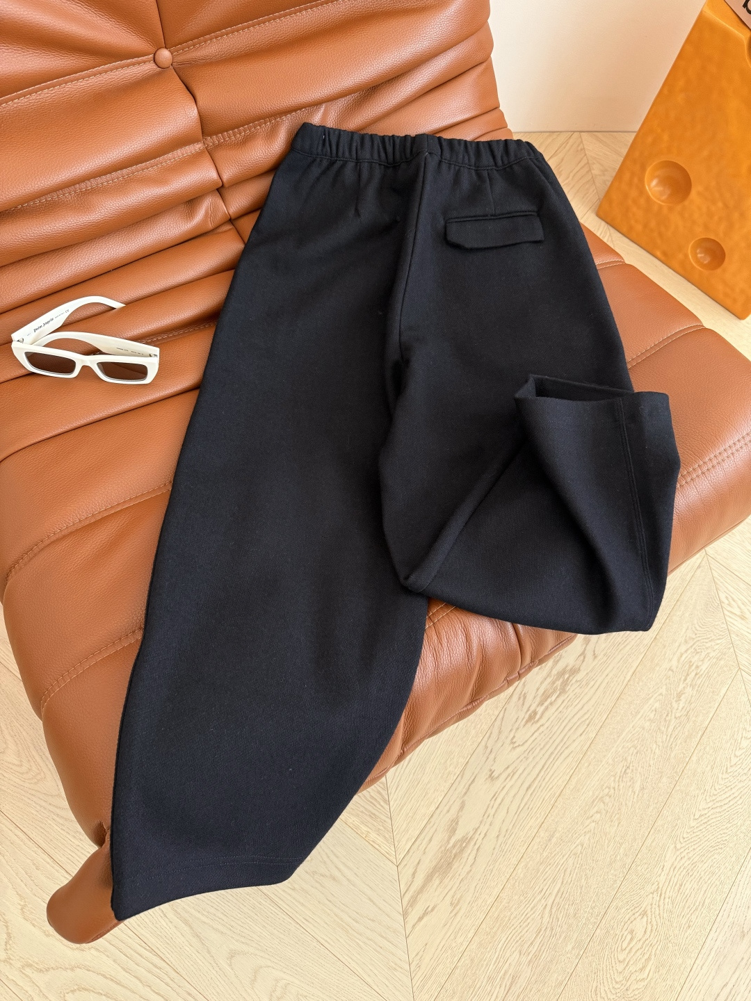 冬季羊毛裤来袭 25新款 斜纹羊毛面料九分裤 腰头数字金属挂件装饰 超级实穿 微锥形剪裁治好各种腿型 修