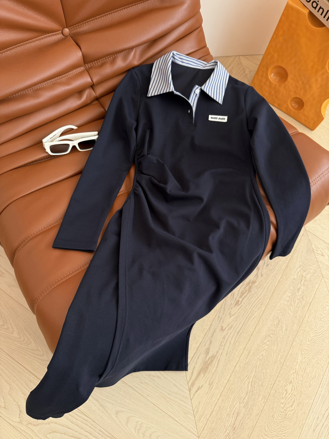 25早秋 撞色条纹领子拼接褶皱连衣裙 经典徽标装饰 藏蓝色很加分 休闲又有造型感 假两件设计条纹领子 腰