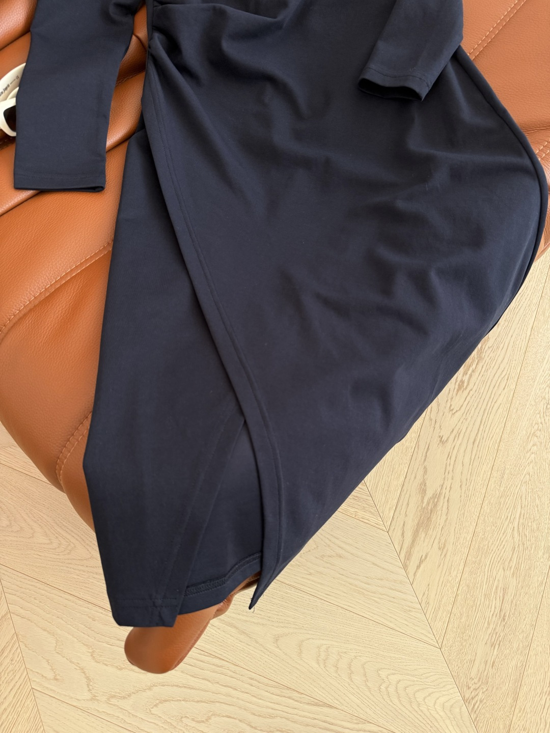 25早秋 撞色条纹领子拼接褶皱连衣裙 经典徽标装饰 藏蓝色很加分 休闲又有造型感 假两件设计条纹领子 腰