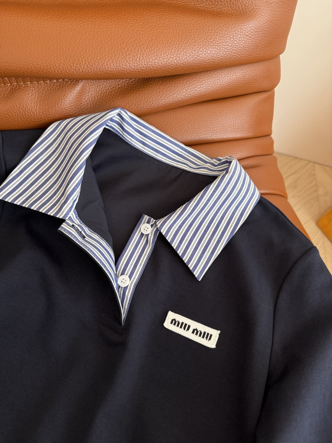 25早秋 撞色条纹领子拼接褶皱连衣裙 经典徽标装饰 藏蓝色很加分 休闲又有造型感 假两件设计条纹领子 腰