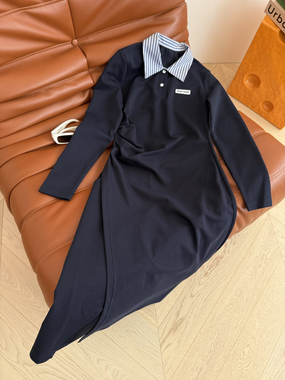 25早秋 撞色条纹领子拼接褶皱连衣裙 经典徽标装饰 藏蓝色很加分 休闲又有造型感 假两件设计条纹领子 腰