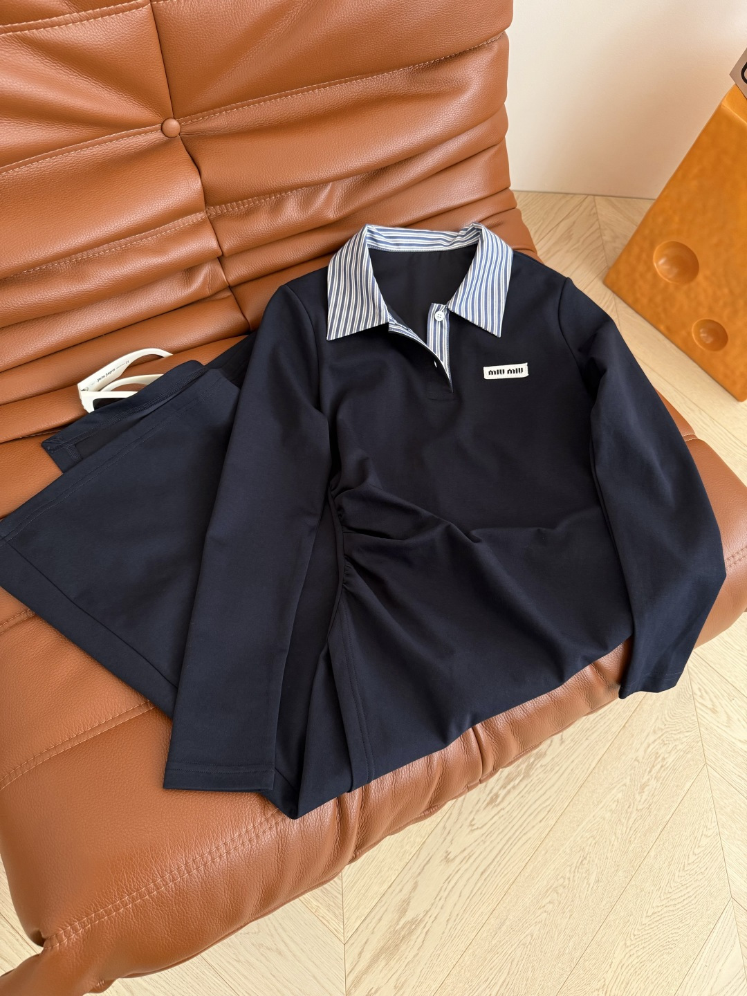 25早秋 撞色条纹领子拼接褶皱连衣裙 经典徽标装饰 藏蓝色很加分 休闲又有造型感 假两件设计条纹领子 腰