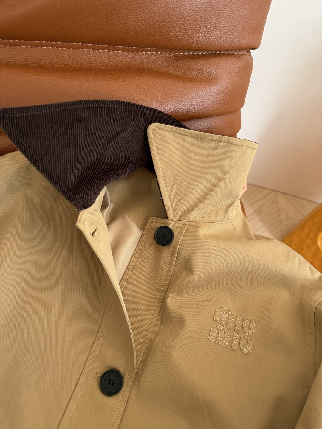 入秋必备款 巴恩风复古灯芯绒领子拼接风衣 立体字母徽标细节 中长款的版型最实穿 不管高矮胖瘦均可驾驭 自