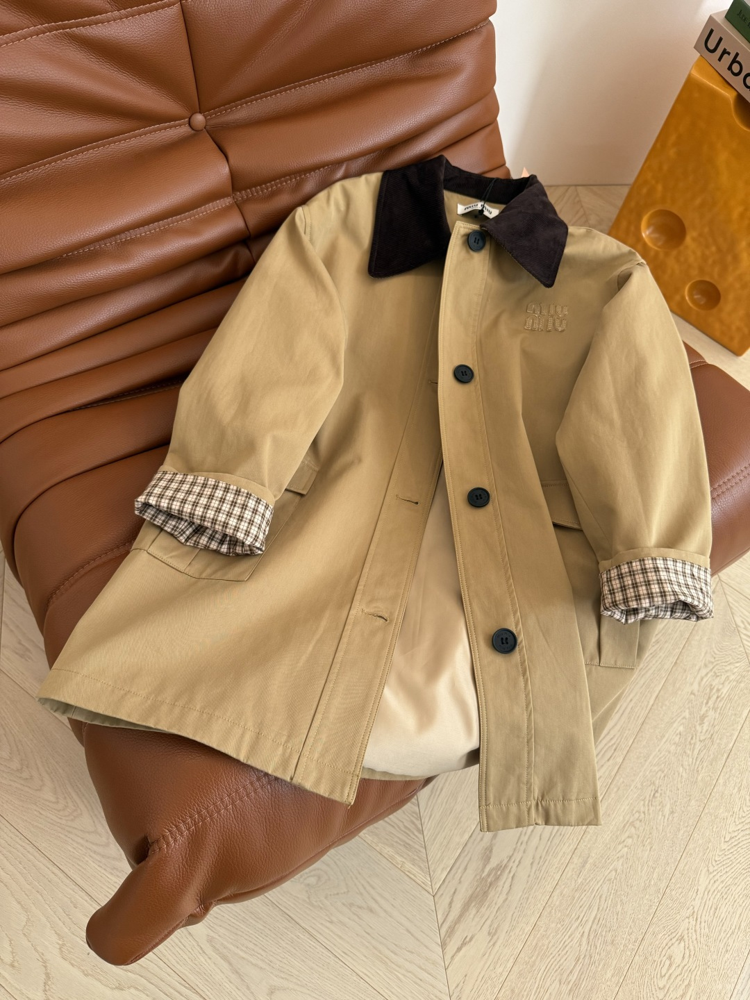 入秋必备款 巴恩风复古灯芯绒领子拼接风衣 立体字母徽标细节 中长款的版型最实穿 不管高矮胖瘦均可驾驭 自