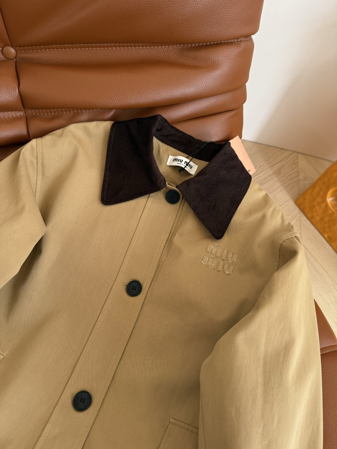 入秋必备款 巴恩风复古灯芯绒领子拼接风衣 立体字母徽标细节 中长款的版型最实穿 不管高矮胖瘦均可驾驭 自