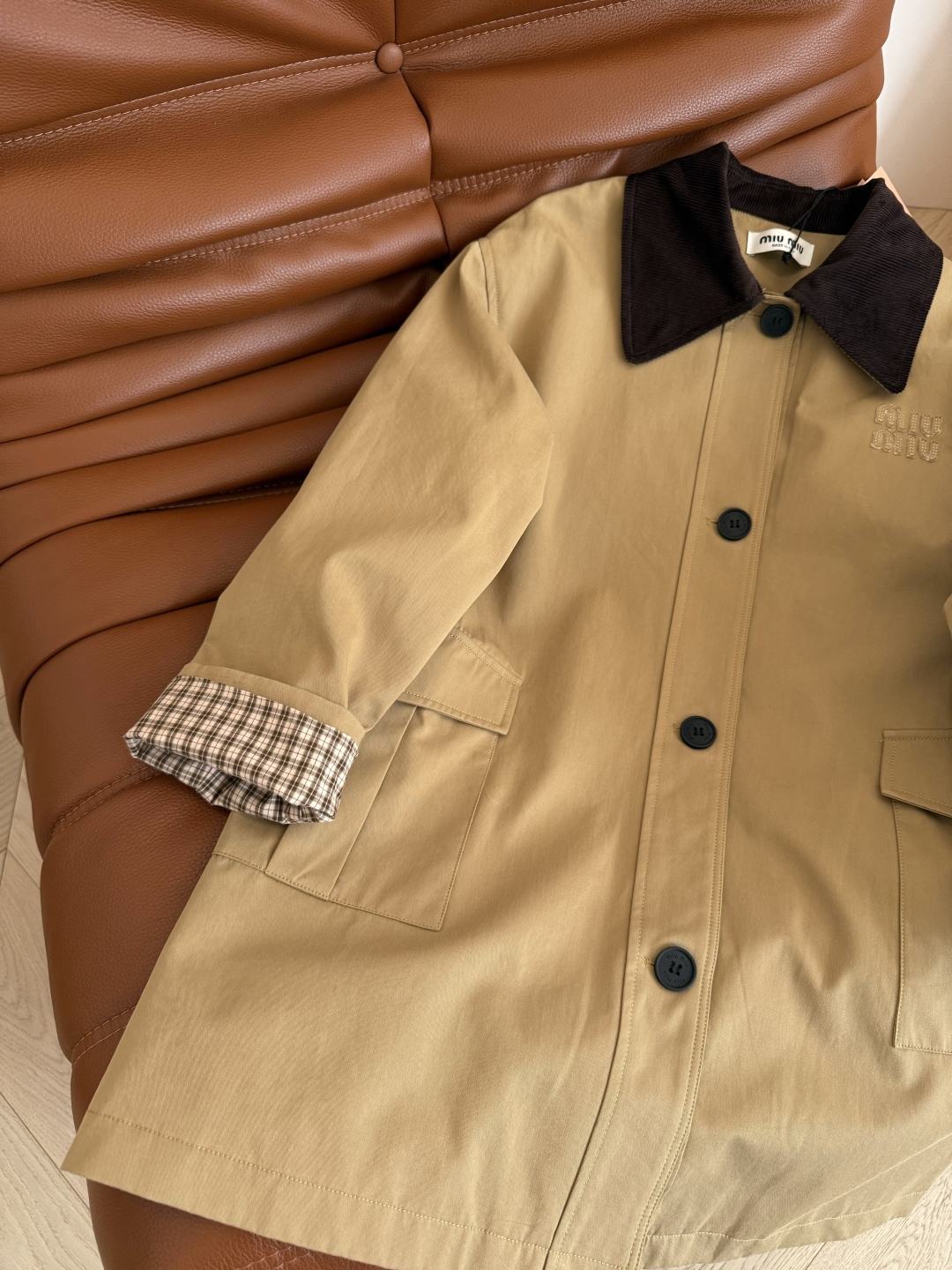 入秋必备款 巴恩风复古灯芯绒领子拼接风衣 立体字母徽标细节 中长款的版型最实穿 不管高矮胖瘦均可驾驭 自