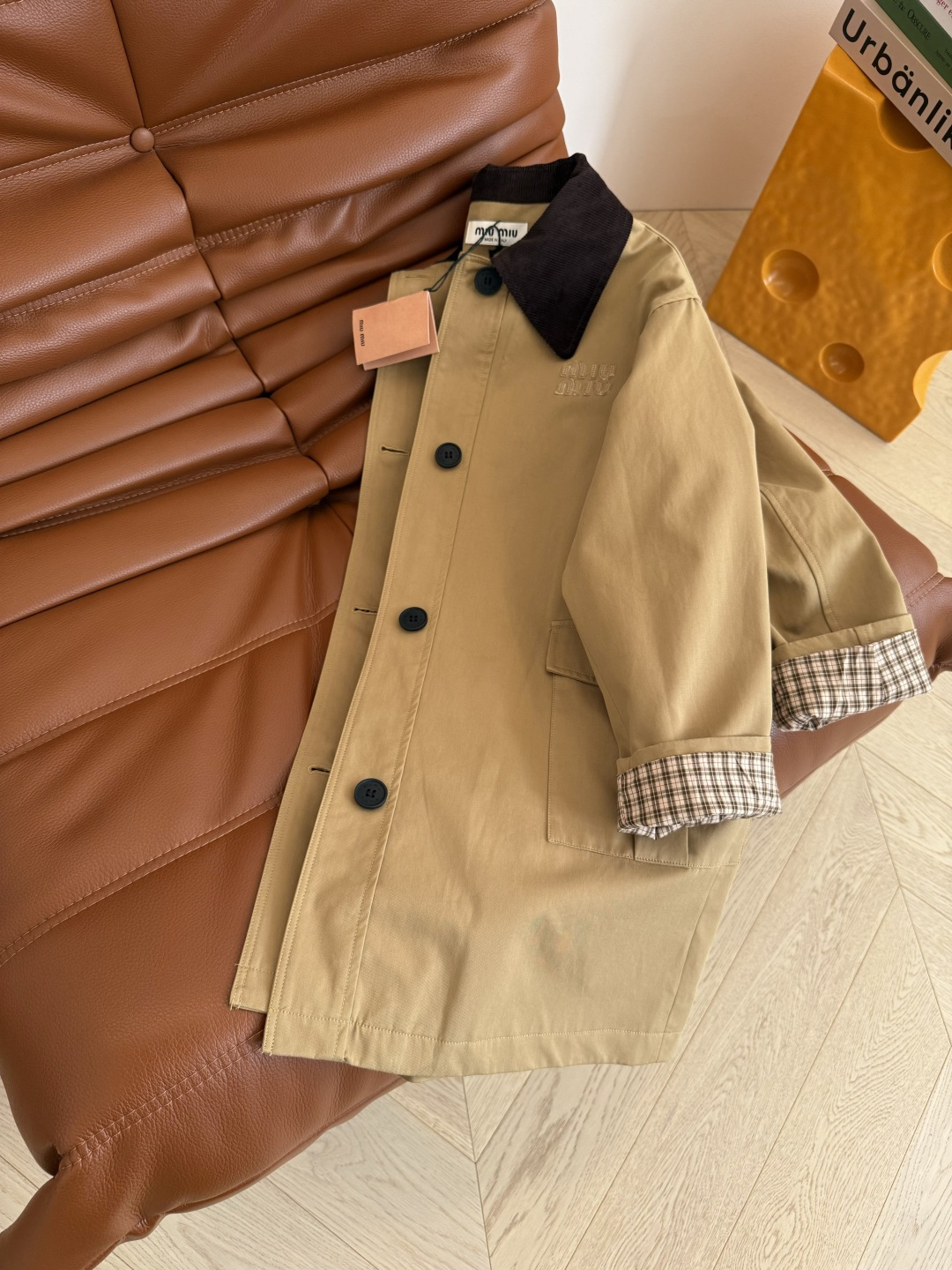 入秋必备款 巴恩风复古灯芯绒领子拼接风衣 立体字母徽标细节 中长款的版型最实穿 不管高矮胖瘦均可驾驭 自