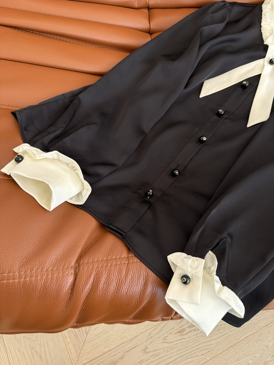 复古优雅 25FW 飘带撞色领结设计衬衫 叠穿小外套的绝佳单品 突显优雅显气质 高级感Look 通勤日常