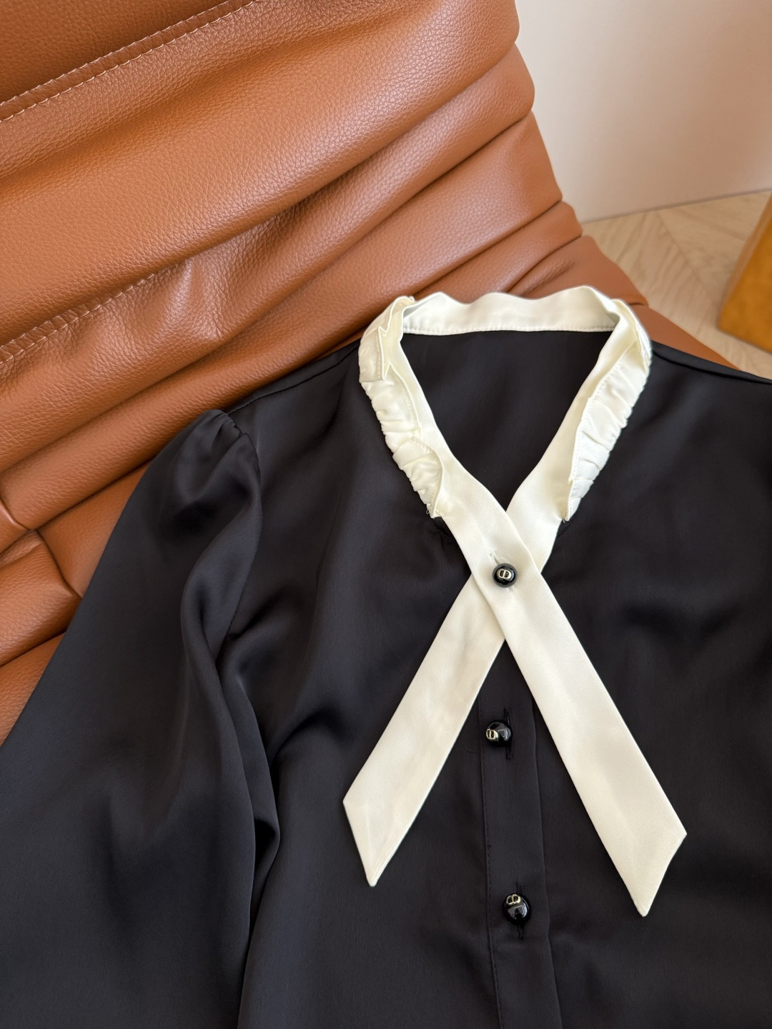 复古优雅 25FW 飘带撞色领结设计衬衫 叠穿小外套的绝佳单品 突显优雅显气质 高级感Look 通勤日常