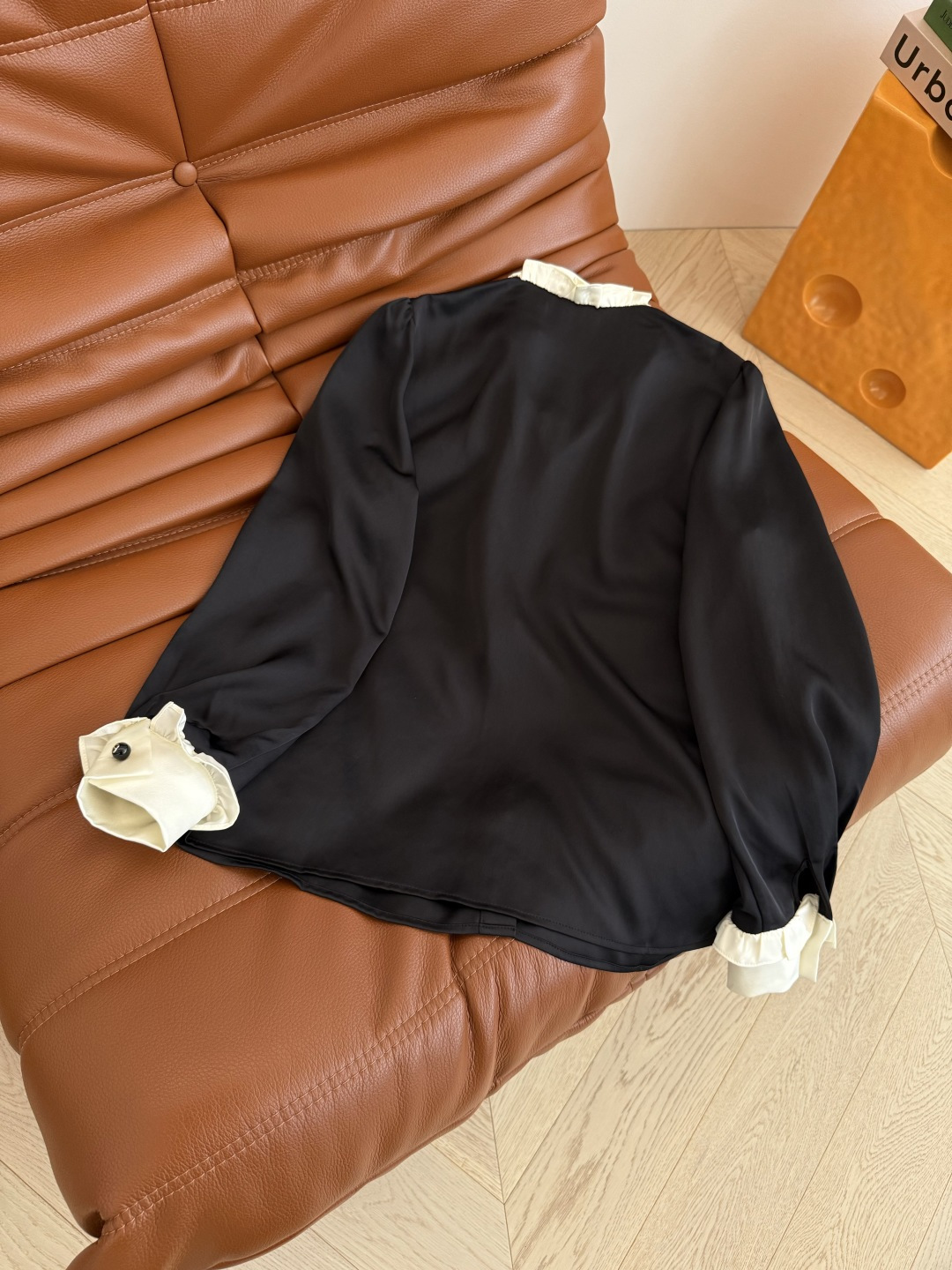 复古优雅 25FW 飘带撞色领结设计衬衫 叠穿小外套的绝佳单品 突显优雅显气质 高级感Look 通勤日常