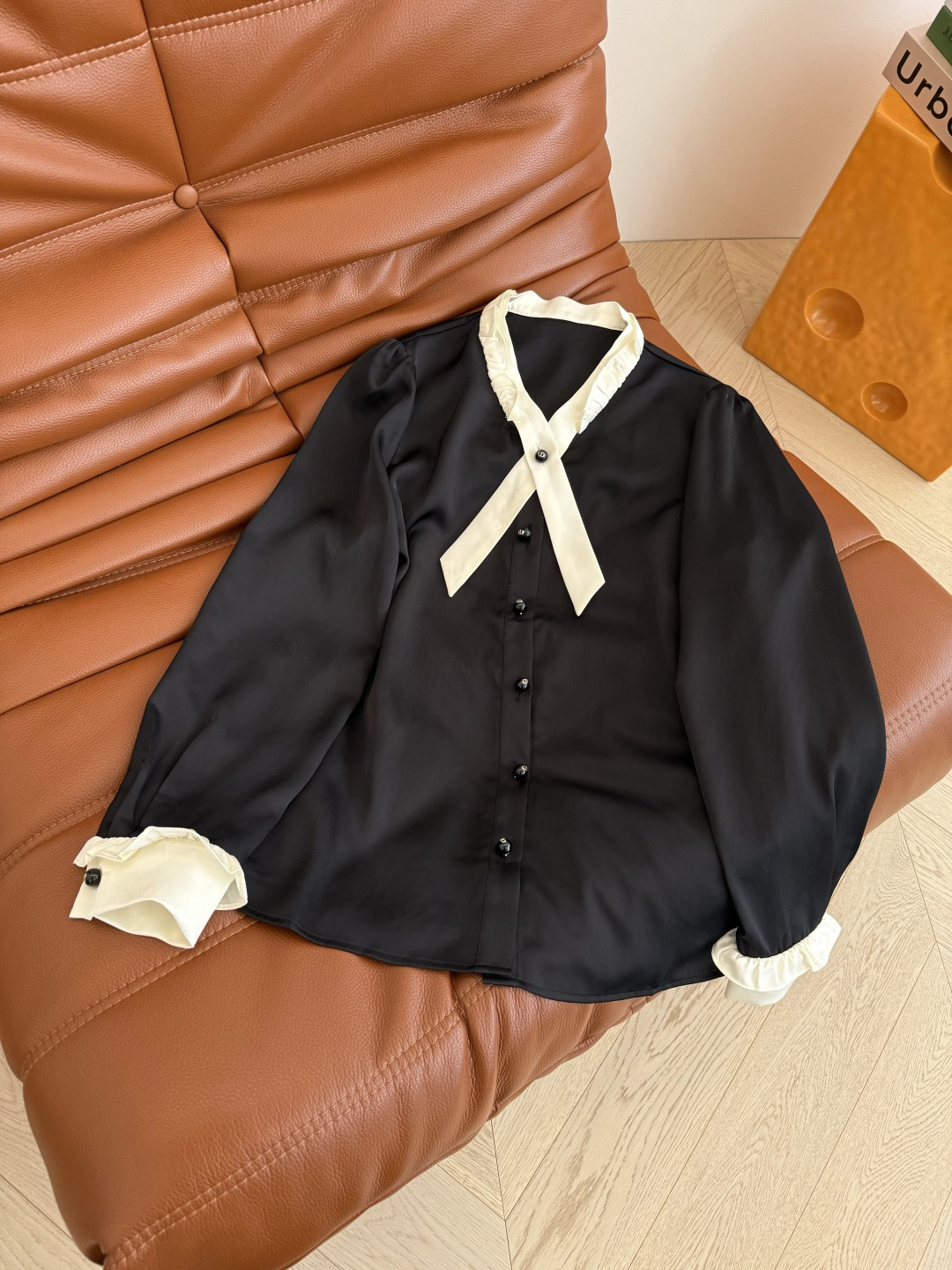 复古优雅 25FW 飘带撞色领结设计衬衫 叠穿小外套的绝佳单品 突显优雅显气质 高级感Look 通勤日常