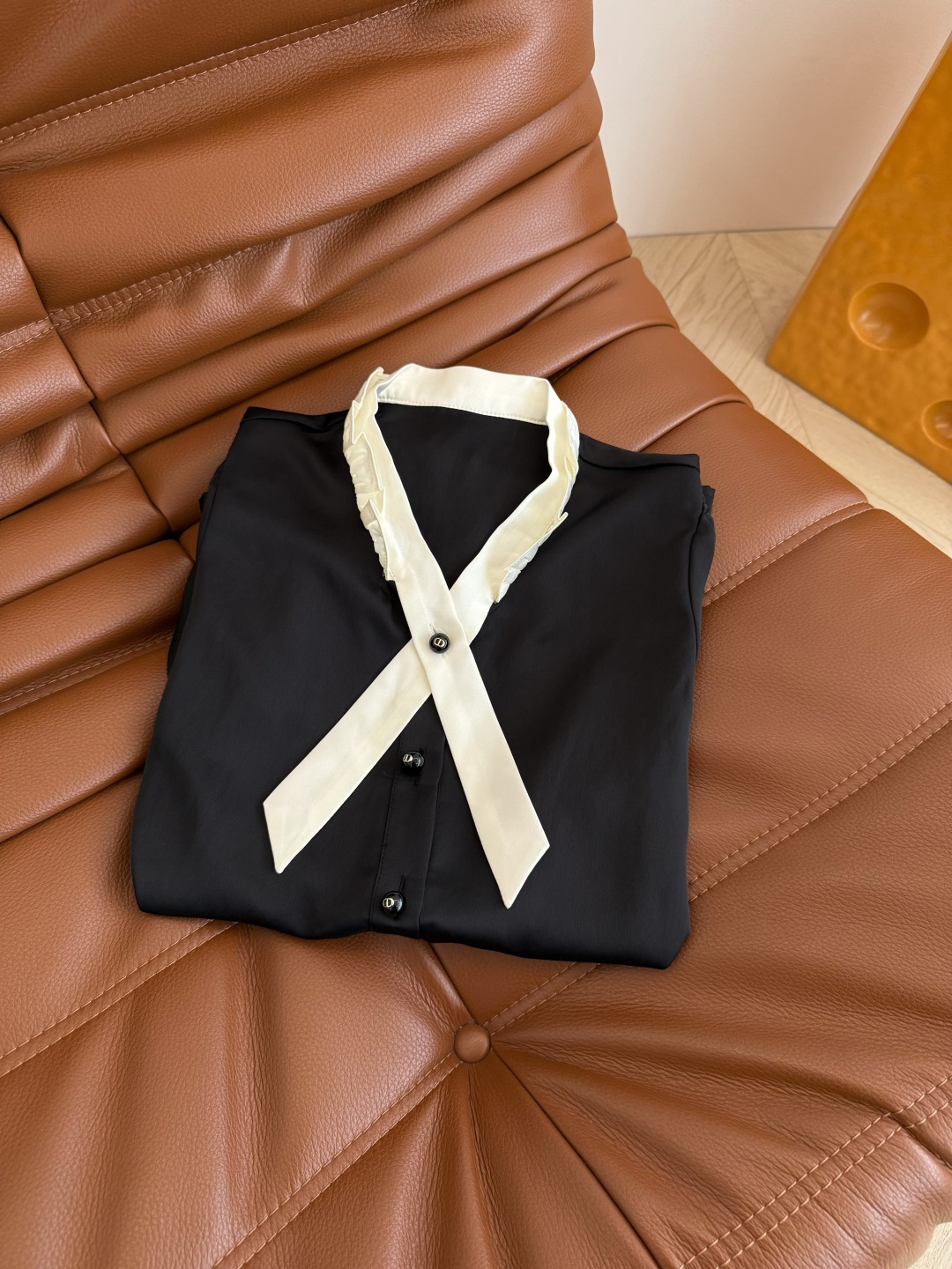 复古优雅 25FW 飘带撞色领结设计衬衫 叠穿小外套的绝佳单品 突显优雅显气质 高级感Look 通勤日常