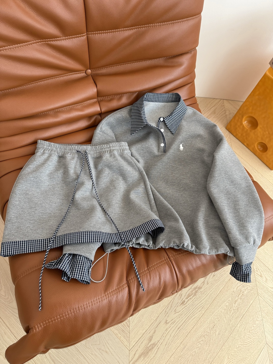 时髦Look 25新款 小马🐎刺绣logo假两件套装 宝蓝色格子拼接的假两件设计感 翻领上衣+松紧半裙 