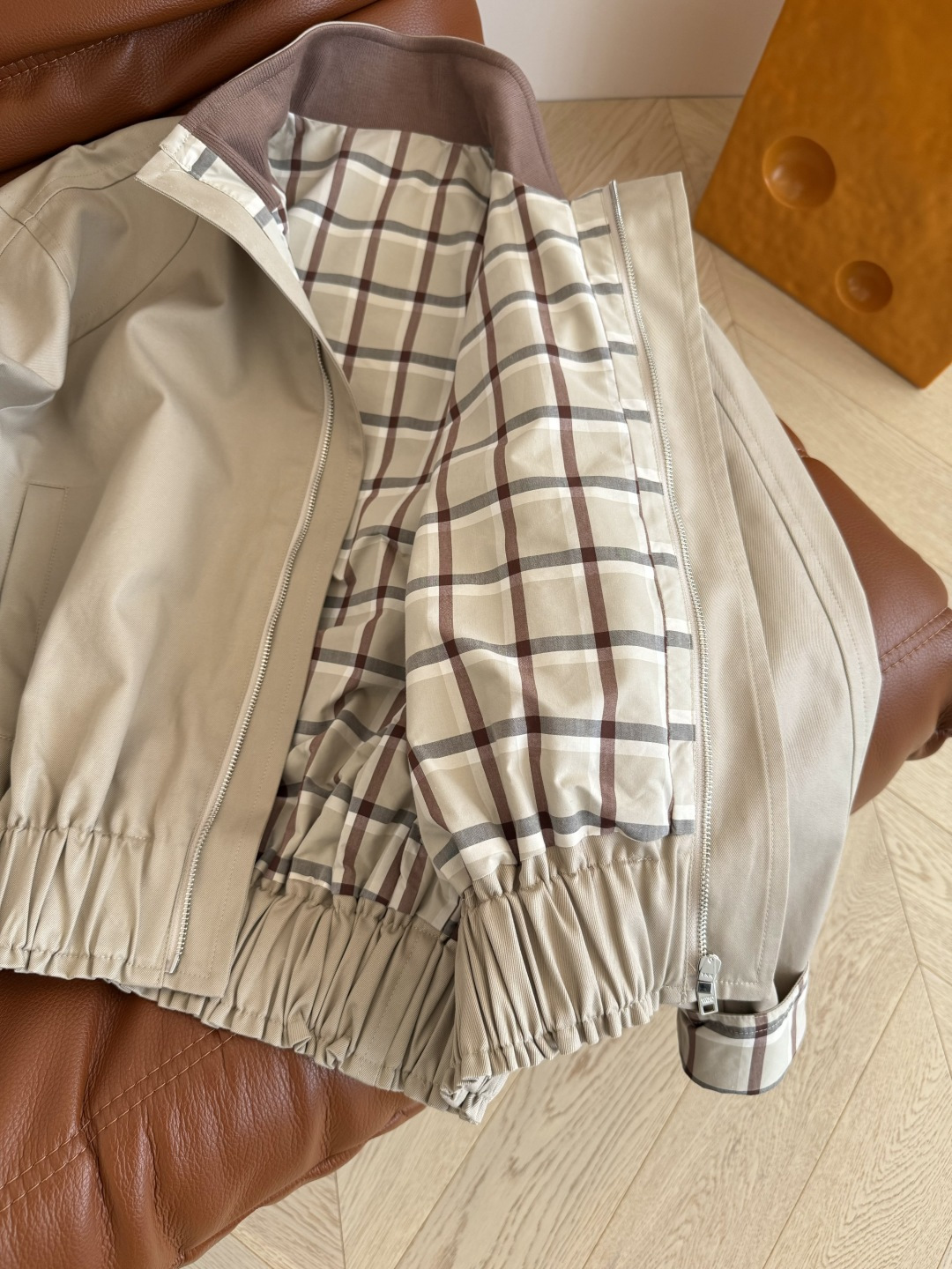 25秋冬 飞行员夹克设计风衣外套 上身帅气感和氛围感同时拥有 可酷可飒 超级有造型感 廓形感蝙蝠袖剪裁的