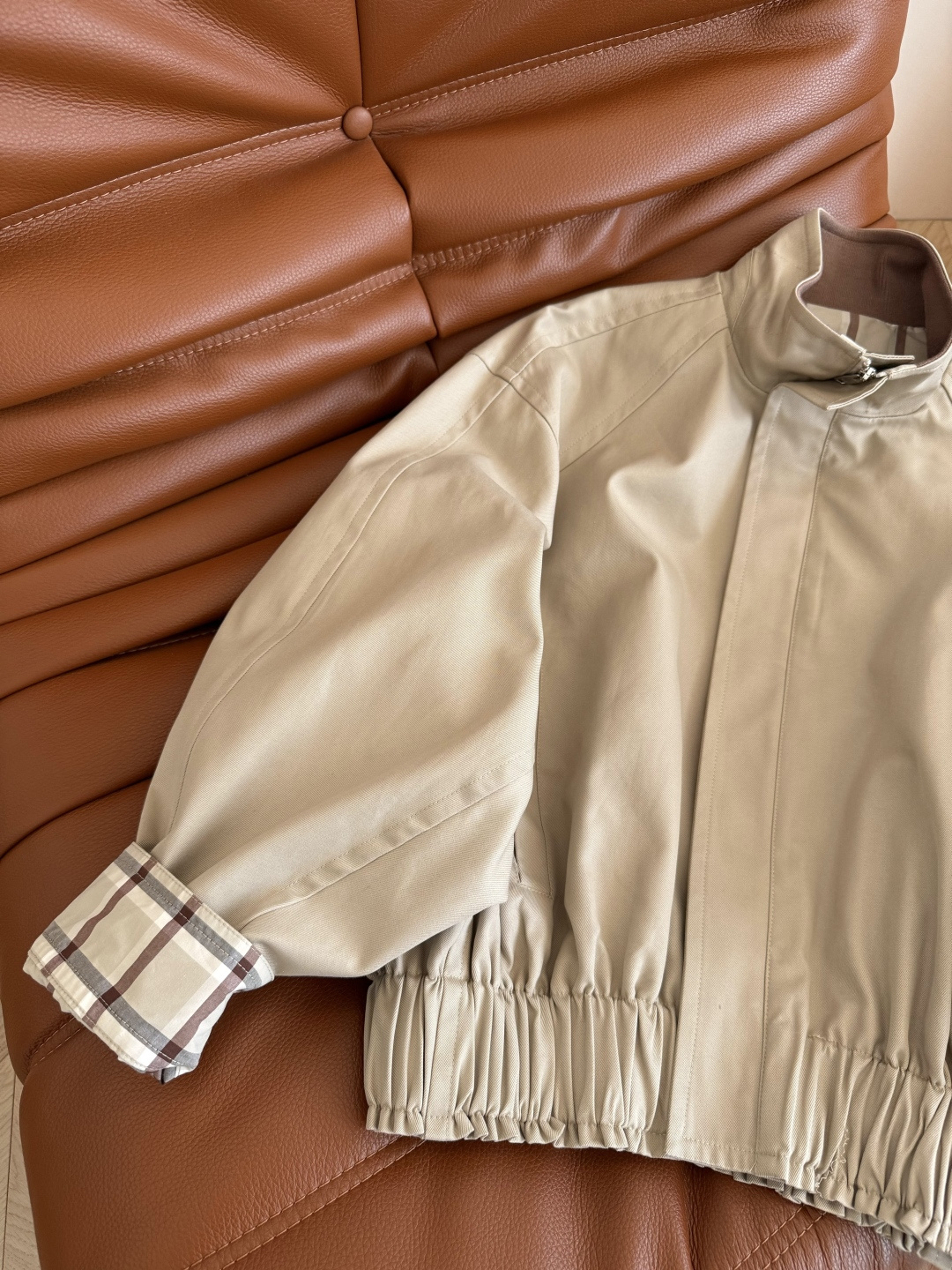 25秋冬 飞行员夹克设计风衣外套 上身帅气感和氛围感同时拥有 可酷可飒 超级有造型感 廓形感蝙蝠袖剪裁的