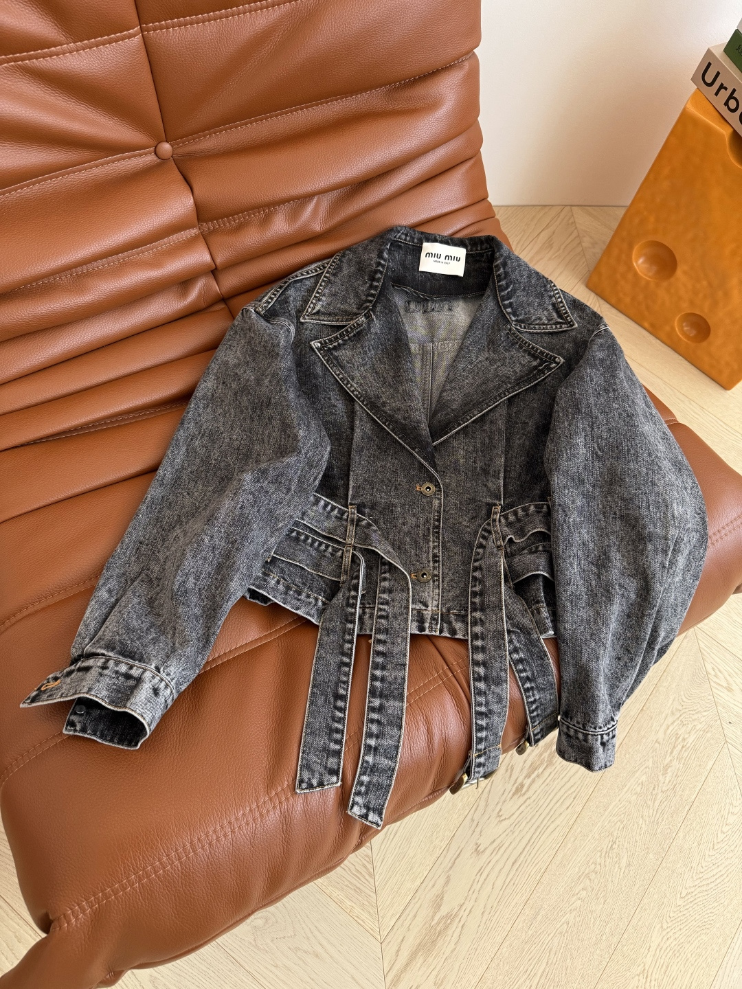 陈钰琪同款 双腰带设计牛仔外套 做旧的洗水效果复古又时髦 西装翻领设计搭配腰带剪裁 上身很显干练精气神 