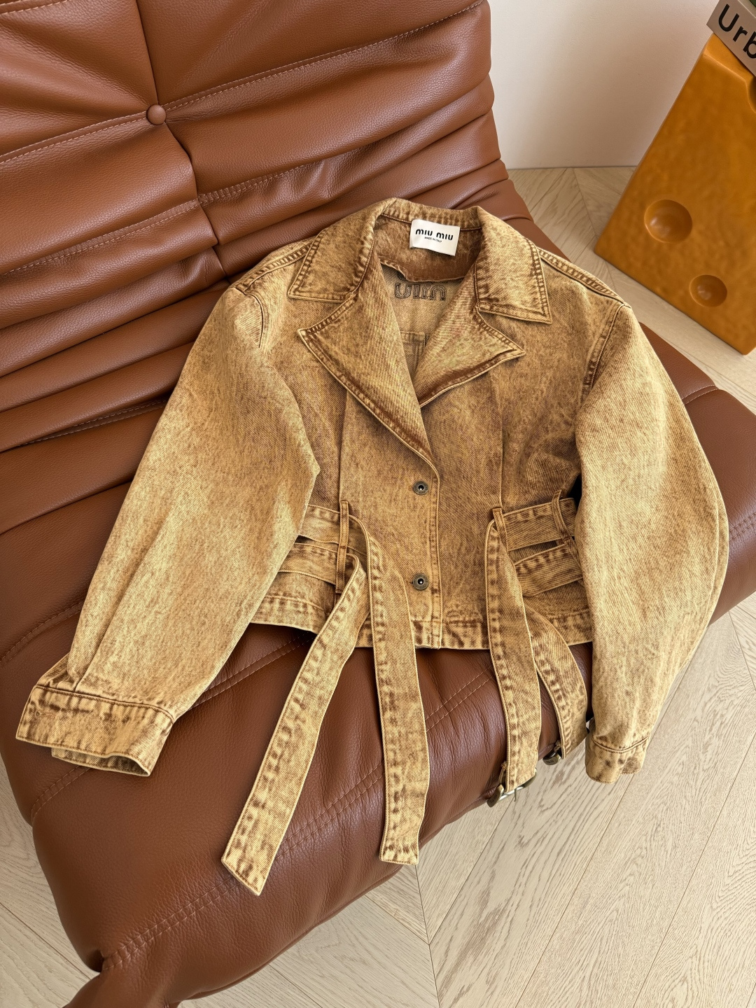 陈钰琪同款 双腰带设计牛仔外套 做旧的洗水效果复古又时髦 西装翻领设计搭配腰带剪裁 上身很显干练精气神 