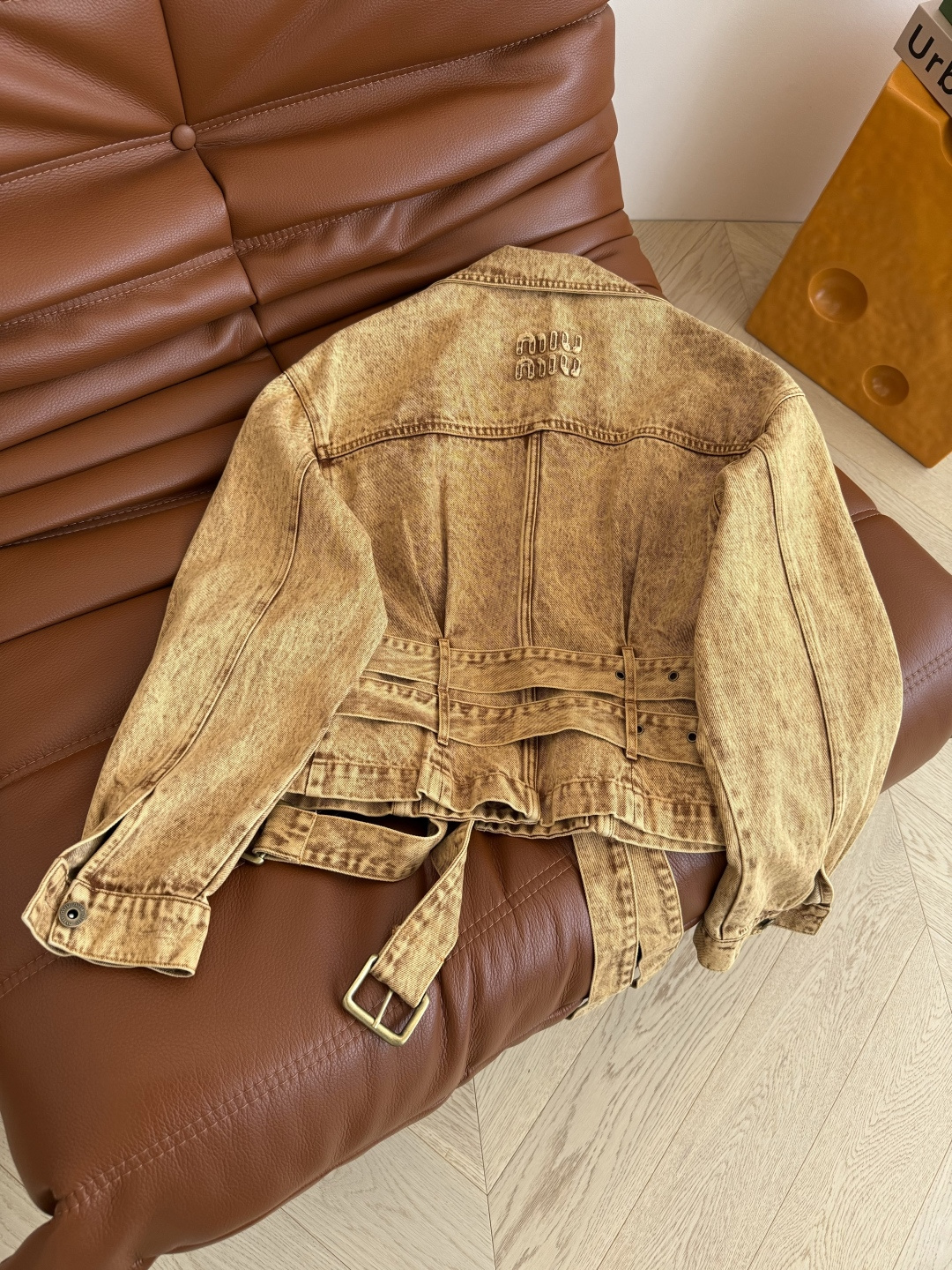 陈钰琪同款 双腰带设计牛仔外套 做旧的洗水效果复古又时髦 西装翻领设计搭配腰带剪裁 上身很显干练精气神 