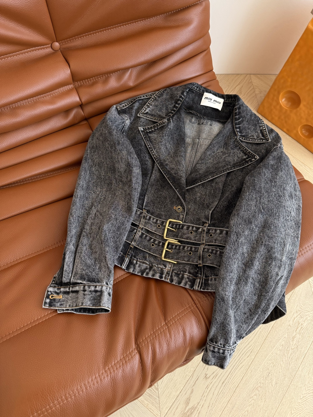 陈钰琪同款 双腰带设计牛仔外套 做旧的洗水效果复古又时髦 西装翻领设计搭配腰带剪裁 上身很显干练精气神 