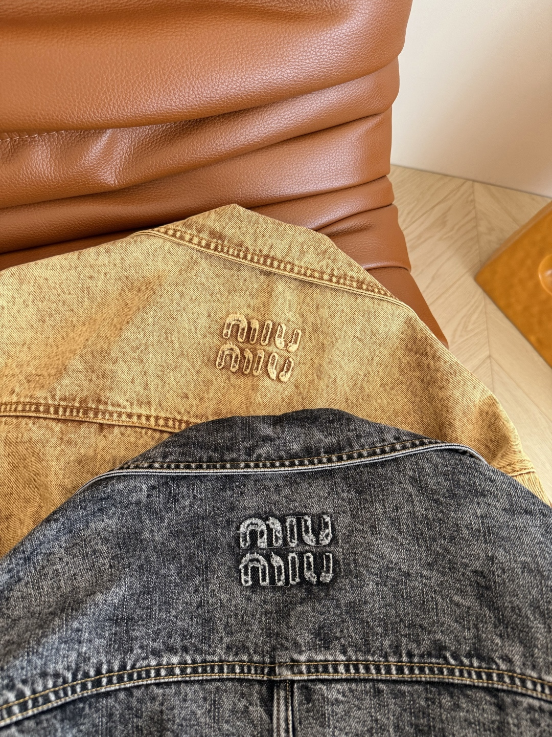 陈钰琪同款 双腰带设计牛仔外套 做旧的洗水效果复古又时髦 西装翻领设计搭配腰带剪裁 上身很显干练精气神 