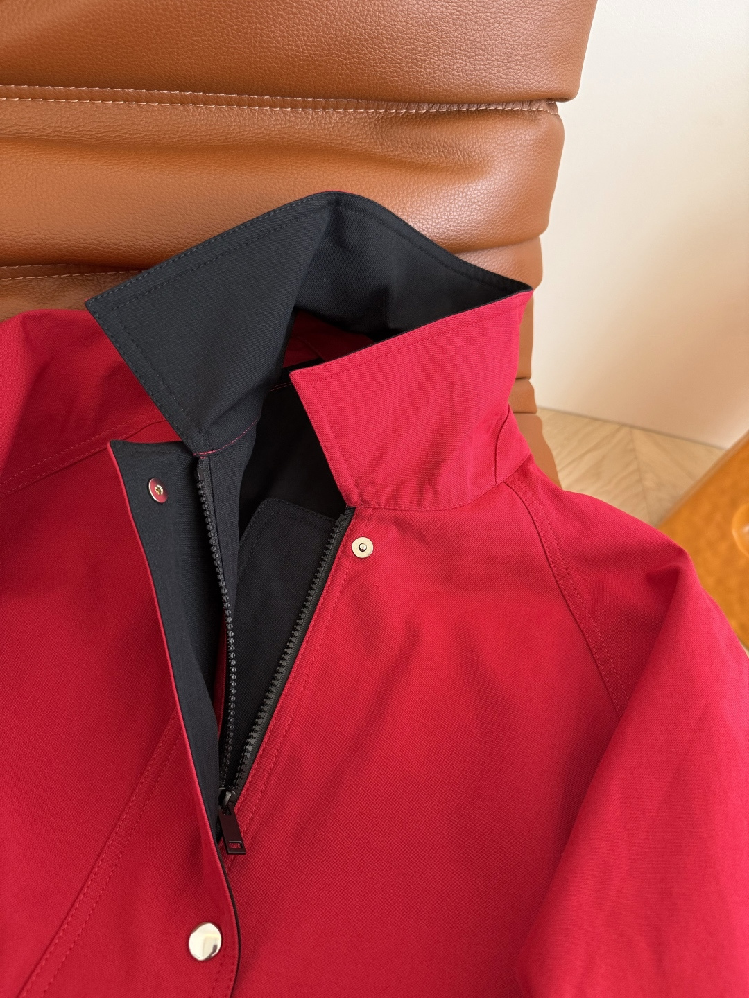 博主同款 25秋冬 本命红拉链风衣外套 入秋氛围感第一名 上身超级显白的复古红色 单穿或者随意造型 黑色