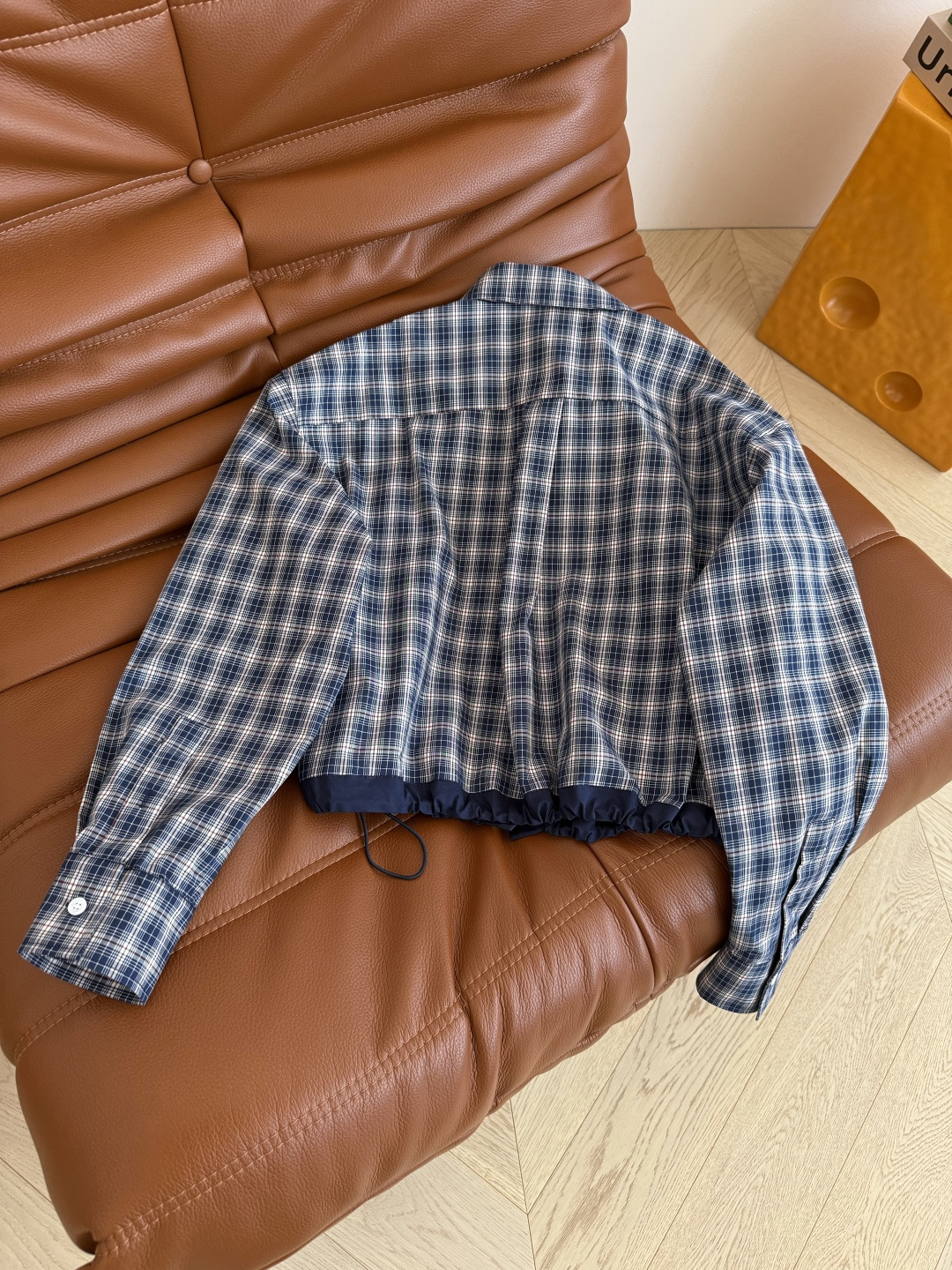 复古时髦 25FW 复古格子短款衬衫 拥有造型感又百搭不挑人 藏蓝和红条配色的格纹 经典又有颜值感 下摆