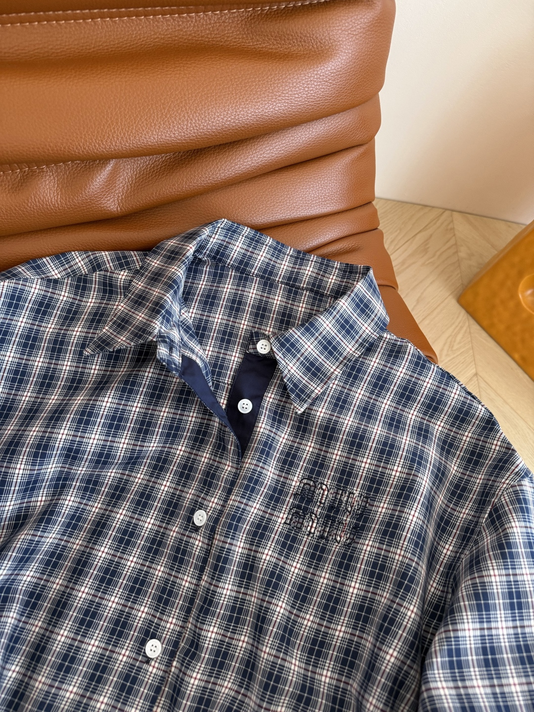 复古时髦 25FW 复古格子短款衬衫 拥有造型感又百搭不挑人 藏蓝和红条配色的格纹 经典又有颜值感 下摆