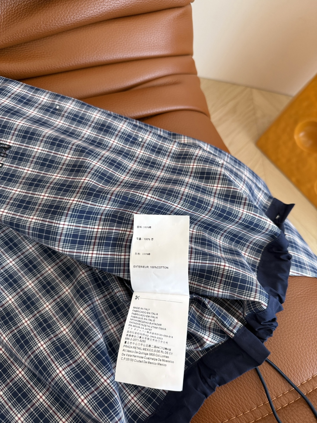 复古时髦 25FW 复古格子短款衬衫 拥有造型感又百搭不挑人 藏蓝和红条配色的格纹 经典又有颜值感 下摆