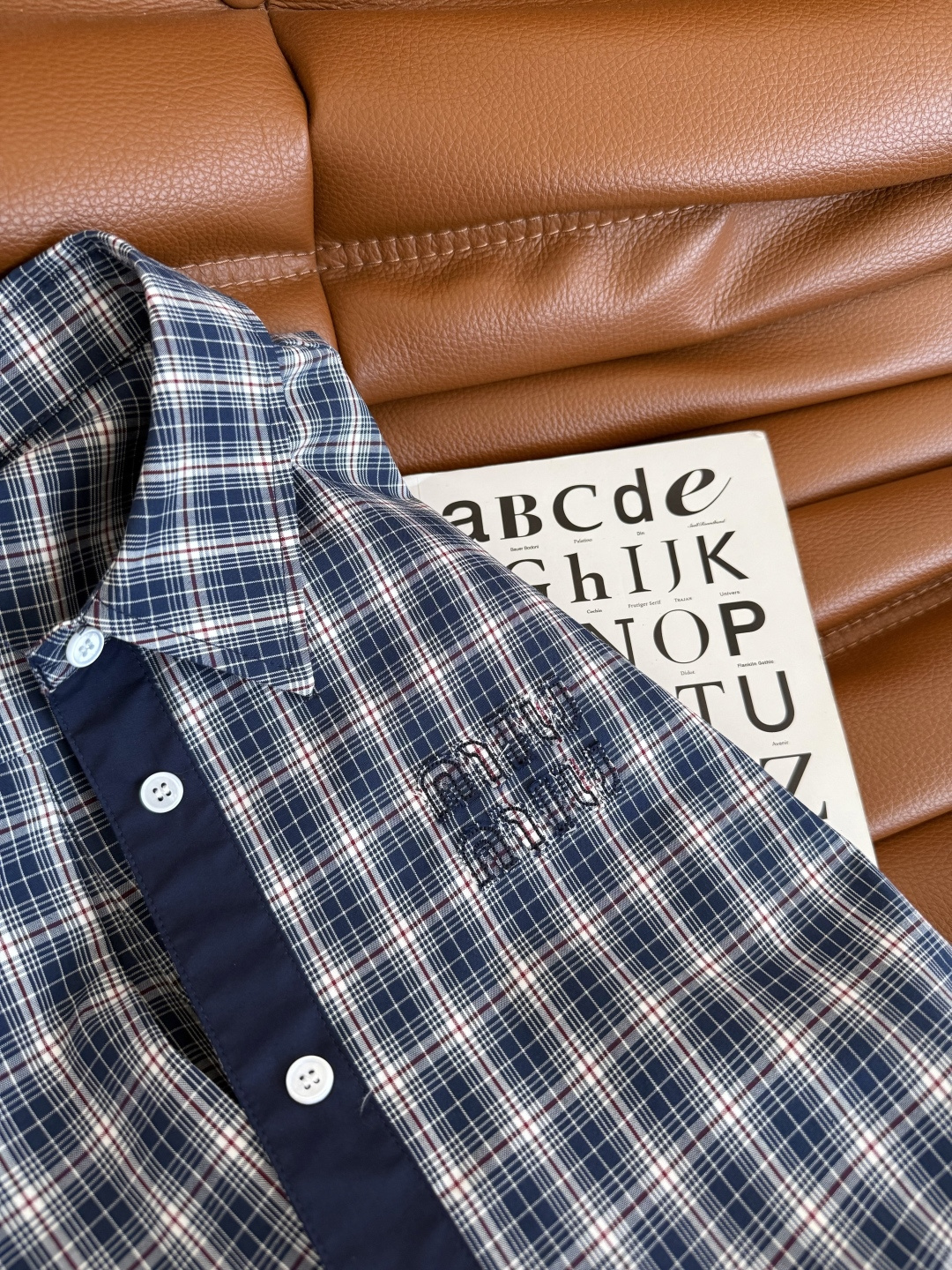 复古时髦 25FW 复古格子短款衬衫 拥有造型感又百搭不挑人 藏蓝和红条配色的格纹 经典又有颜值感 下摆