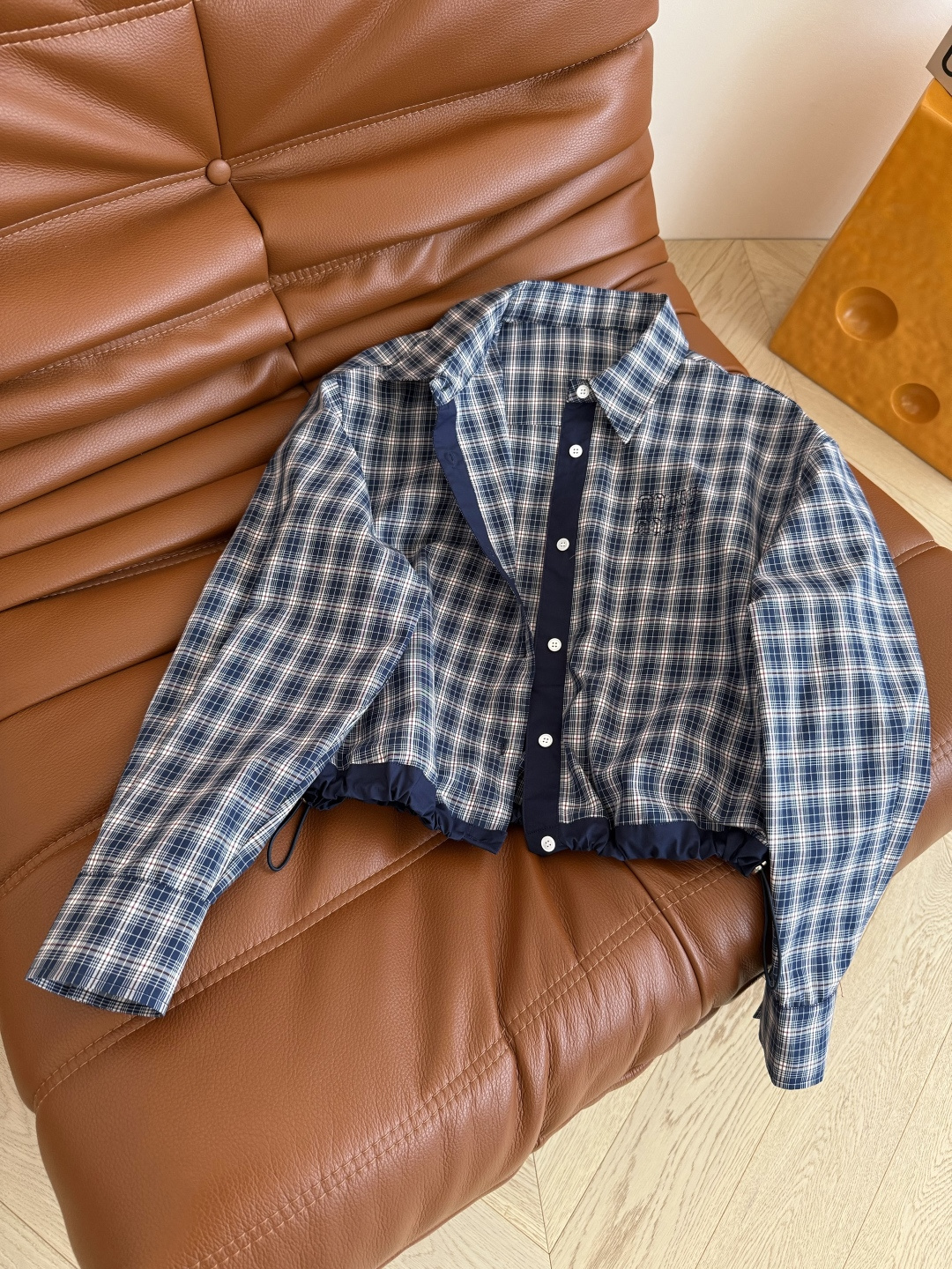 复古时髦 25FW 复古格子短款衬衫 拥有造型感又百搭不挑人 藏蓝和红条配色的格纹 经典又有颜值感 下摆