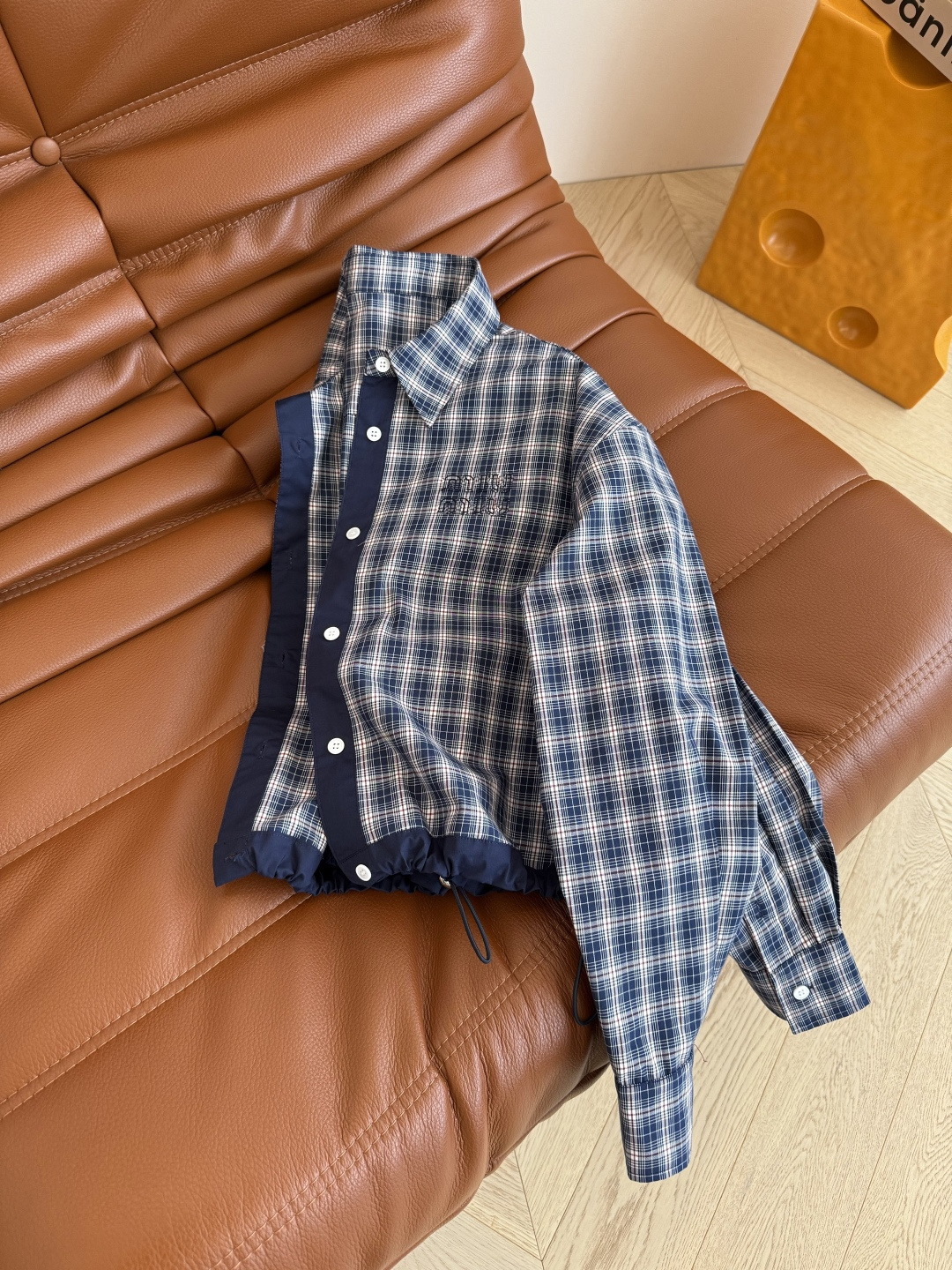 复古时髦 25FW 复古格子短款衬衫 拥有造型感又百搭不挑人 藏蓝和红条配色的格纹 经典又有颜值感 下摆