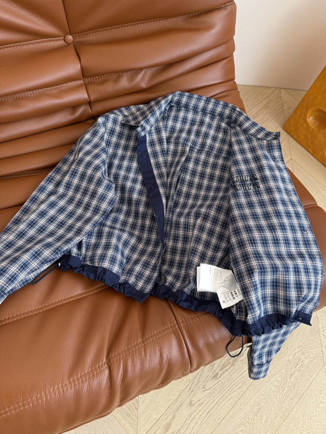 复古时髦 25FW 复古格子短款衬衫 拥有造型感又百搭不挑人 藏蓝和红条配色的格纹 经典又有颜值感 下摆