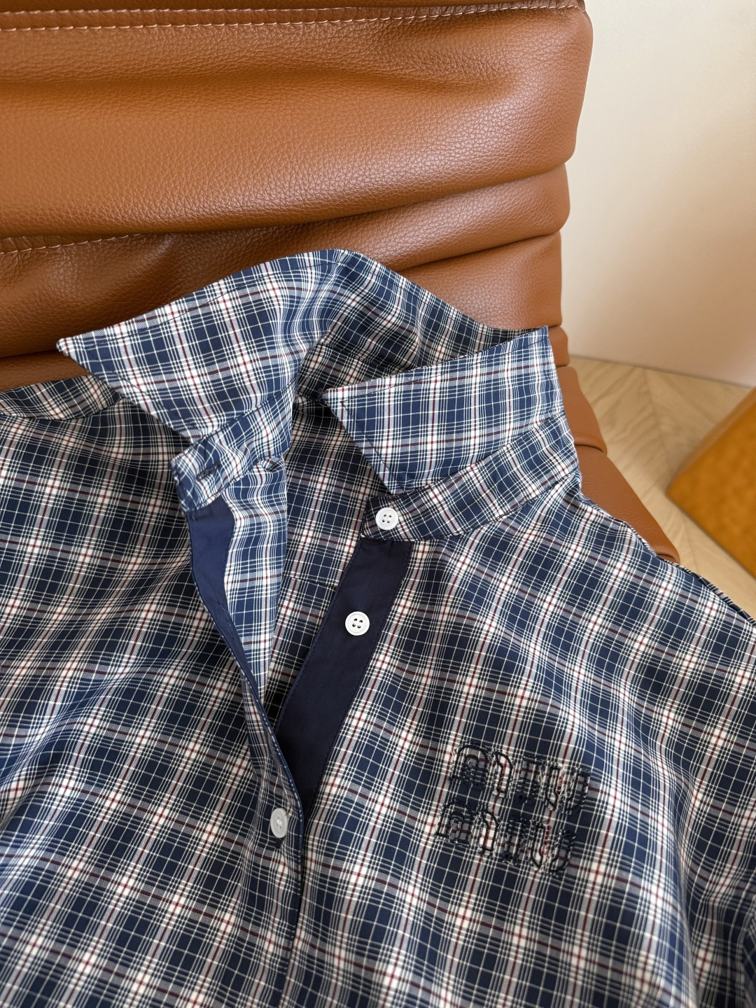 复古时髦 25FW 复古格子短款衬衫 拥有造型感又百搭不挑人 藏蓝和红条配色的格纹 经典又有颜值感 下摆