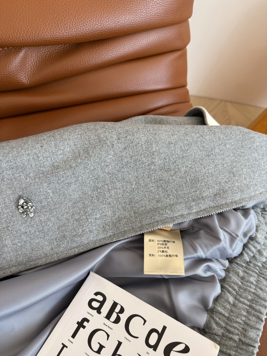 重工款 立体钉珠装饰夹克外套 撞色皮领拼接 一股高级感的老钱风 复古时髦 采用浅灰色羊毛料子 衣身纯手工