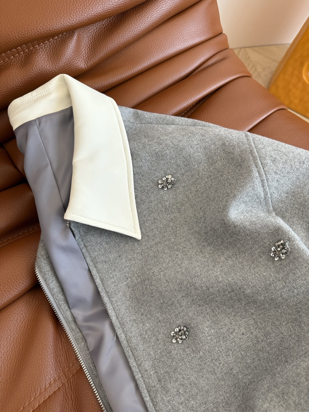 重工款 立体钉珠装饰夹克外套 撞色皮领拼接 一股高级感的老钱风 复古时髦 采用浅灰色羊毛料子 衣身纯手工