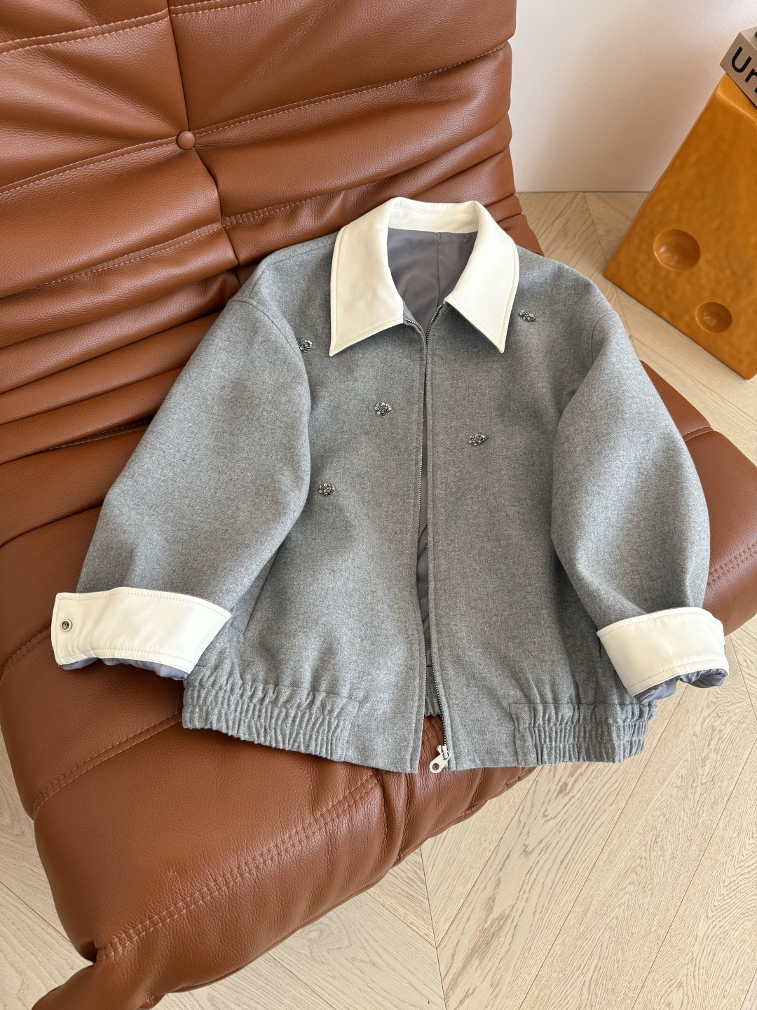 重工款 立体钉珠装饰夹克外套 撞色皮领拼接 一股高级感的老钱风 复古时髦 采用浅灰色羊毛料子 衣身纯手工