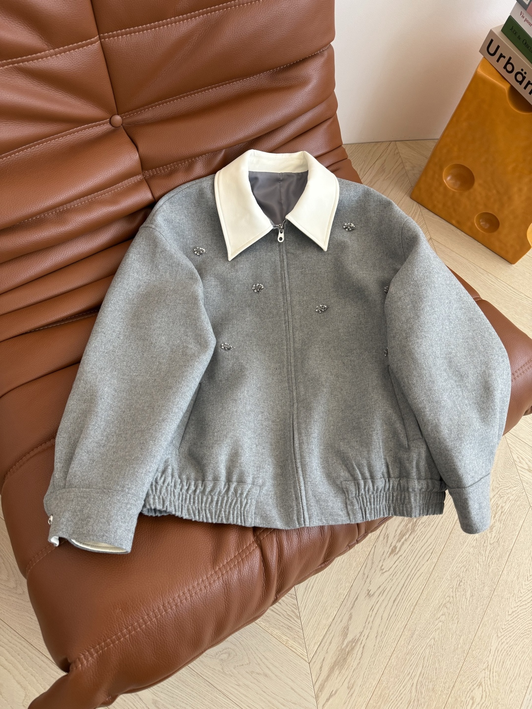 重工款 立体钉珠装饰夹克外套 撞色皮领拼接 一股高级感的老钱风 复古时髦 采用浅灰色羊毛料子 衣身纯手工