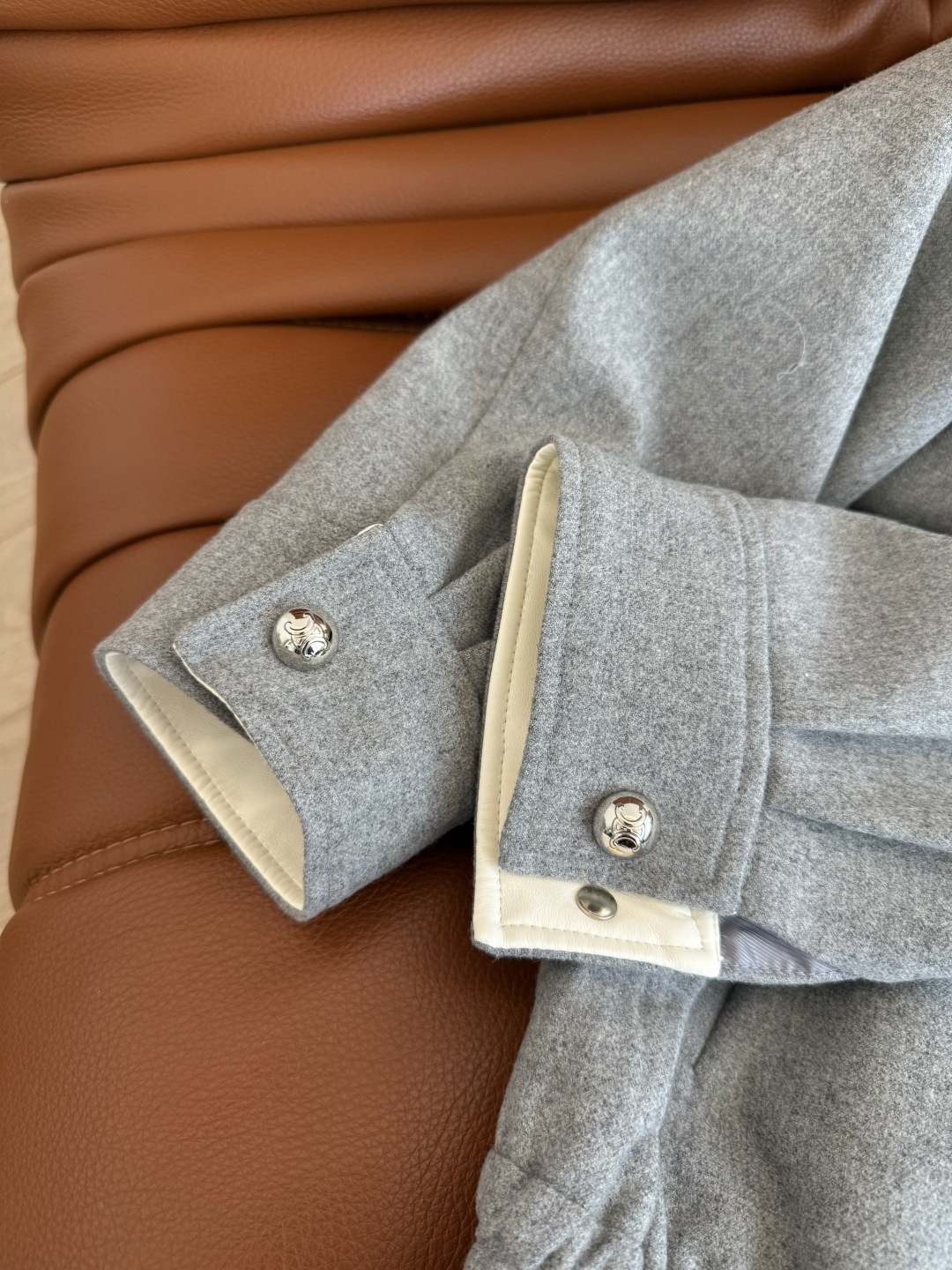 重工款 立体钉珠装饰夹克外套 撞色皮领拼接 一股高级感的老钱风 复古时髦 采用浅灰色羊毛料子 衣身纯手工