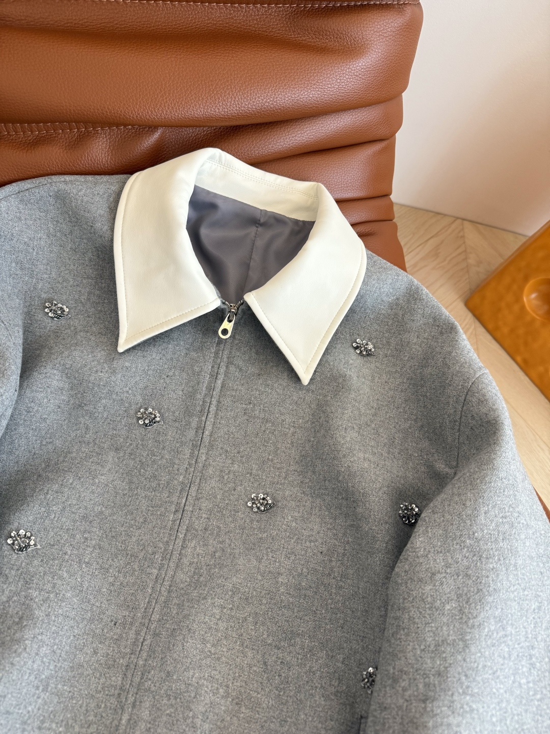 重工款 立体钉珠装饰夹克外套 撞色皮领拼接 一股高级感的老钱风 复古时髦 采用浅灰色羊毛料子 衣身纯手工