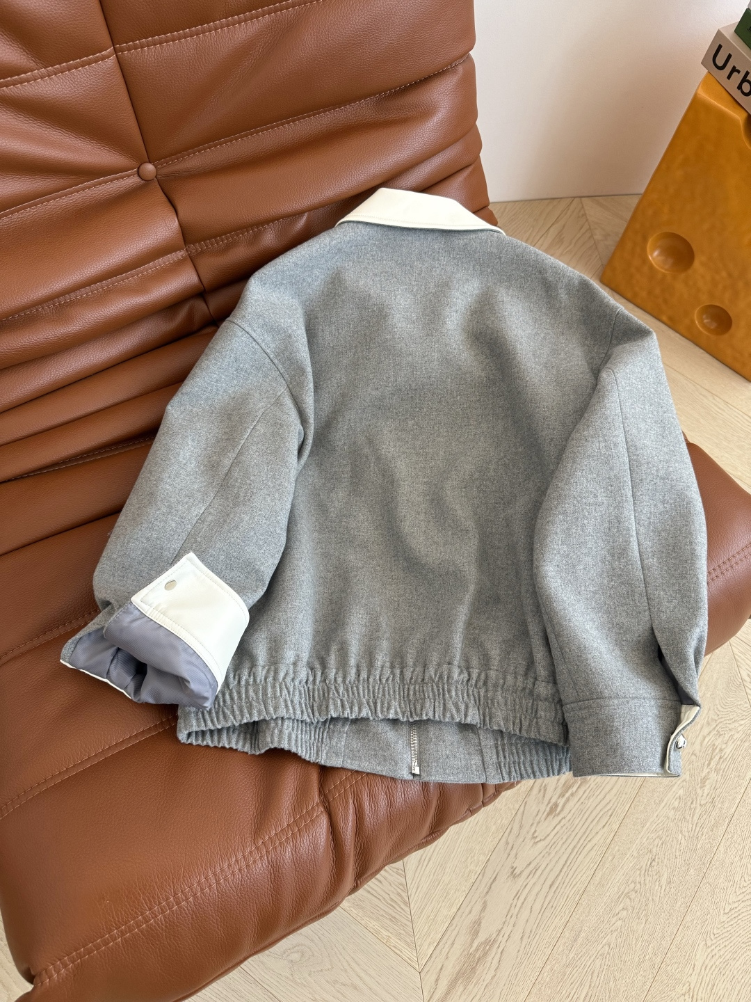 重工款 立体钉珠装饰夹克外套 撞色皮领拼接 一股高级感的老钱风 复古时髦 采用浅灰色羊毛料子 衣身纯手工